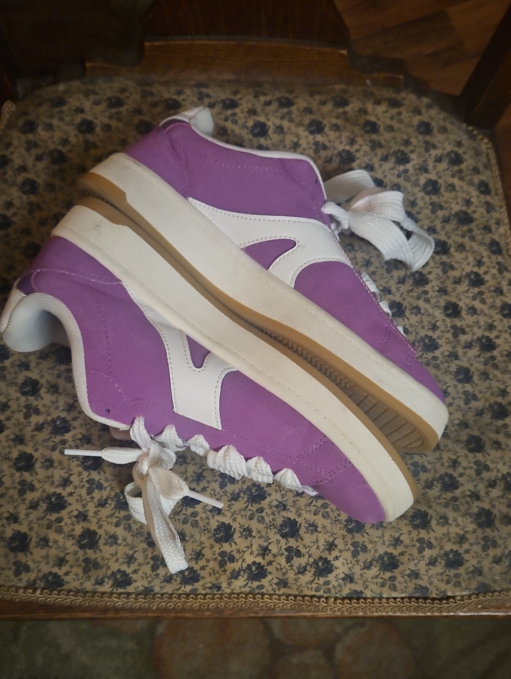 EUC NOBO Sneakers - Picture 2 of 4